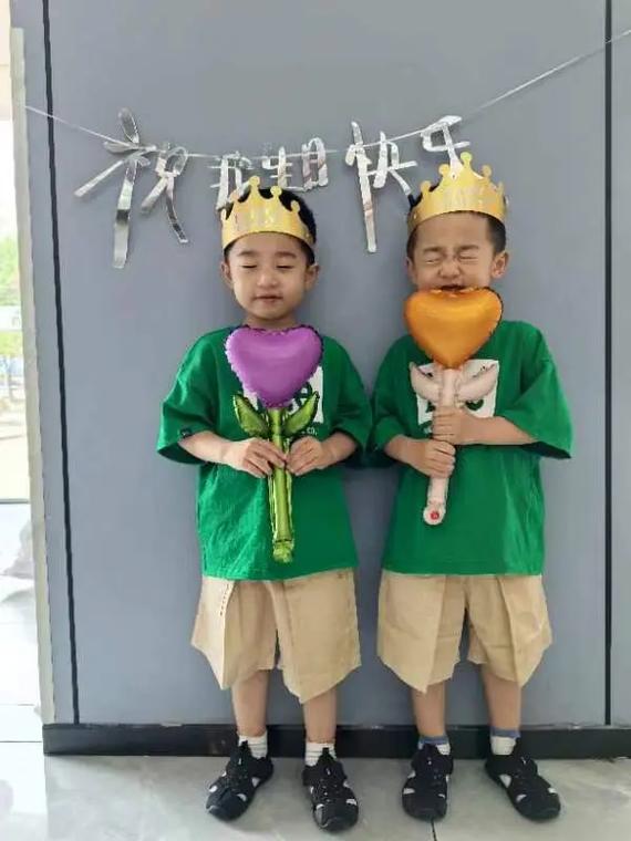 管家婆免费版和双胞胎考场外跪爷爷与双胞胎兄弟跪求母亲回家